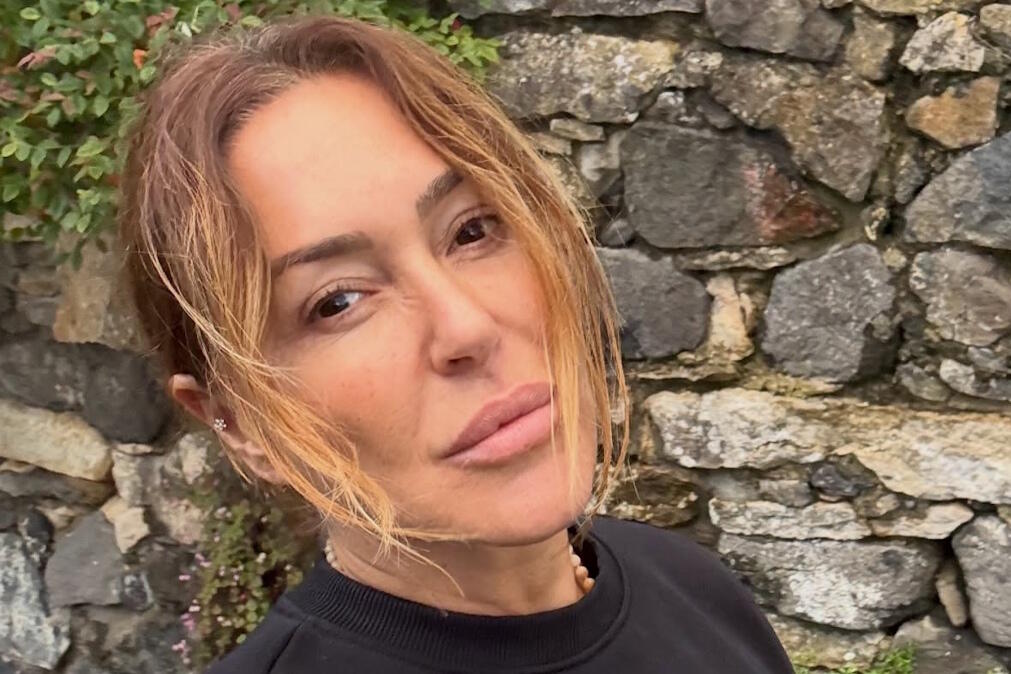 Merche Romero de lágrimas nos olhos declara-se em direto a irmão que morreu