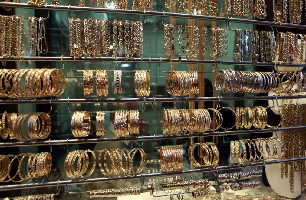 Ouro alcança novo recorde para perto de 4.900 dólares por cada onça