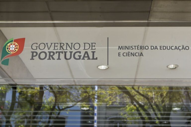 Alunos de doutoramento exigem pagamento de bolsas em atraso em manifestação