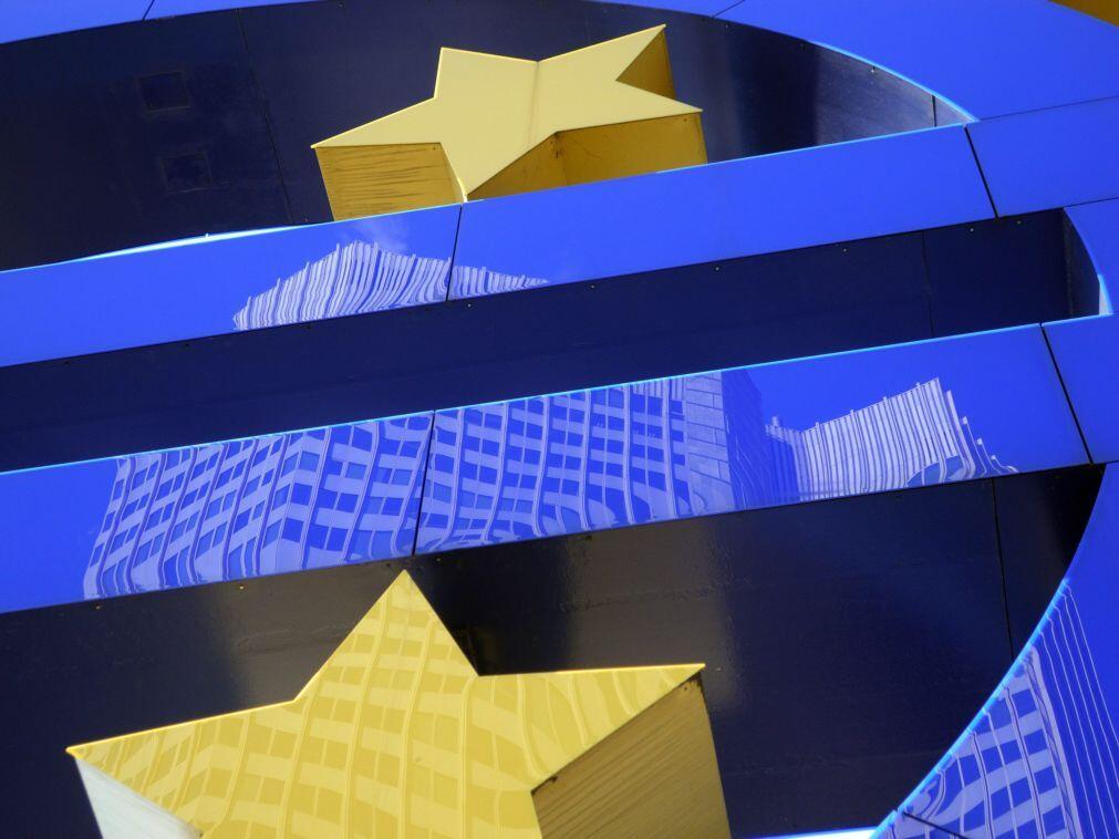 Euro ultrapassa 1,18 dólares e toca máximo desde setembro