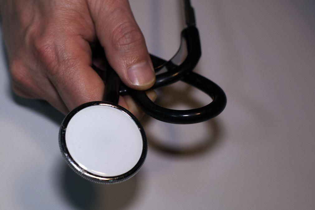 Milhares de médicos com carreira bloqueada devido a impasse nos concursos – Sindicato