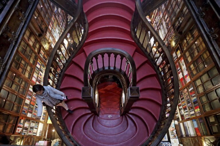 Governo aprova decreto que reclassifica Livraria Lello no Porto como Monumento Nacional