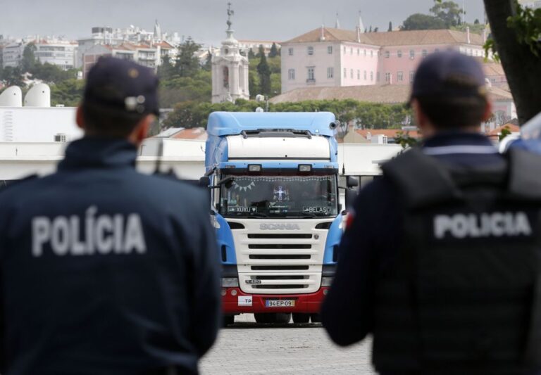 Um elemento da PSP e um militar entre detidos em operação da PJ contra grupo neonazi