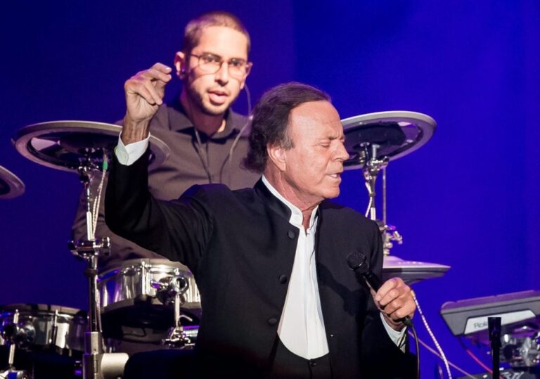 Julio Iglesias diz que acusações de agressões sexuais são falsas