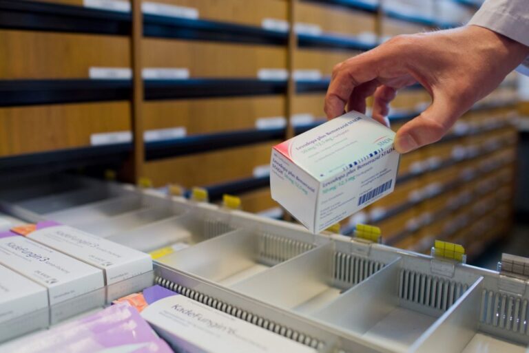 Mais de metade das pessoas recorre à automedicação e maioria não diz ao médico