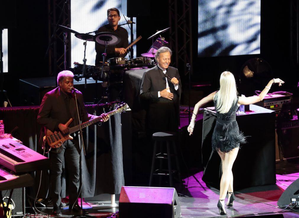 Duas mulheres denunciam cantor Julio Iglesias por agressões sexuais e tráfico humano