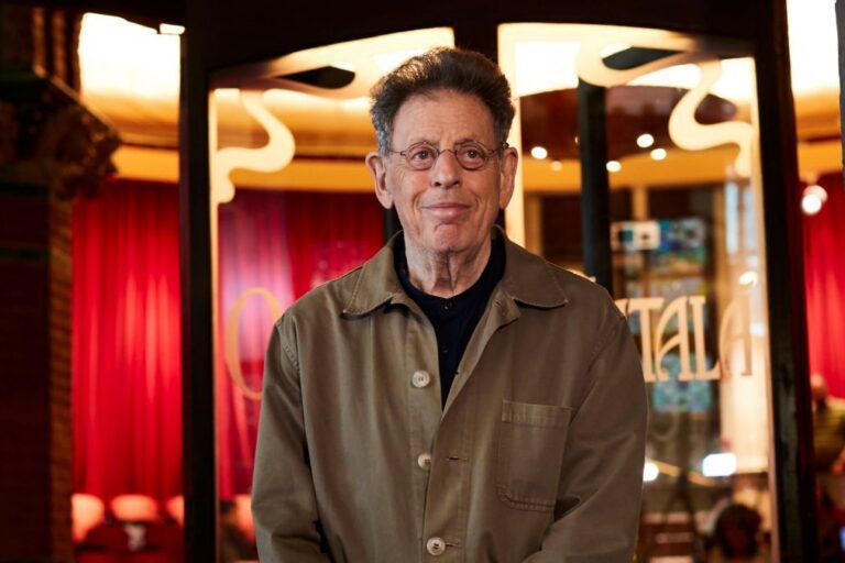 Compositor Philip Glass cancela estreia de sinfonia no Kennedy Center