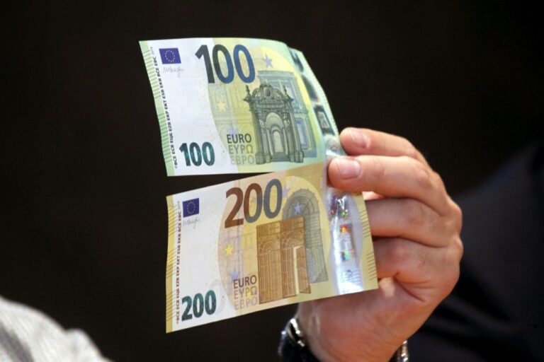 Bulgária torna-se hoje no 21.º país a aderir ao euro em altura de crise política