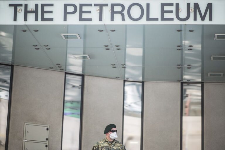 OPEP manterá oferta de petróleo, pelo menos, até abril