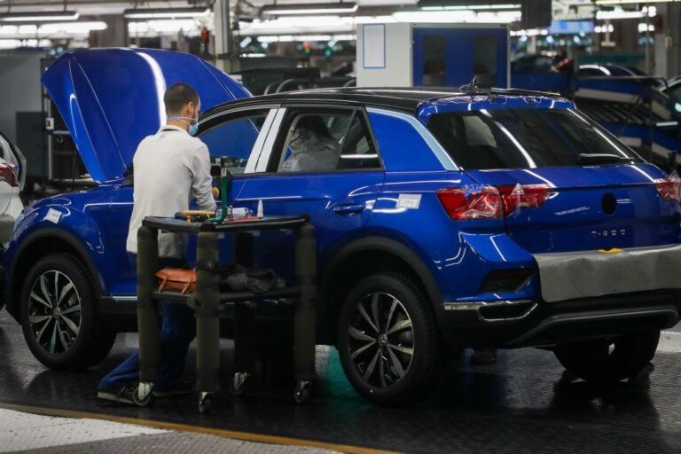Novo pré-acordo laboral da Autoeuropa prevê aumento salarial mínimo de 100 euros em 2026