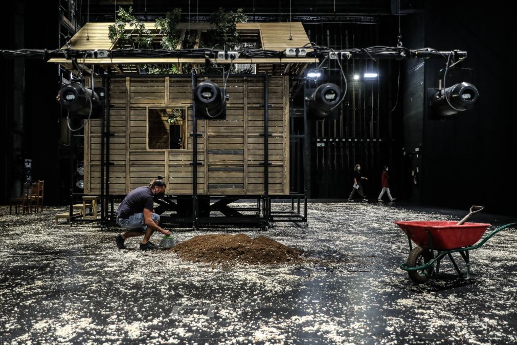 “Catarina e a Beleza de Matar Fascistas” estreia língua portuguesa no National Theatre