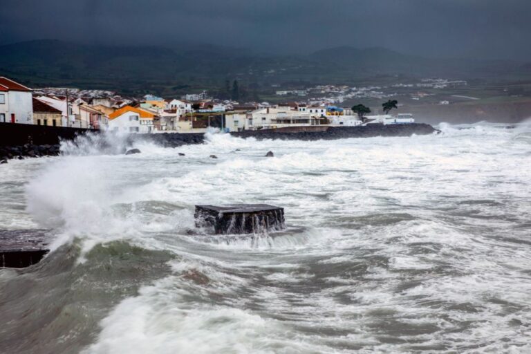 Autoridades alertam para agravamento da agitação marítima nos Açores