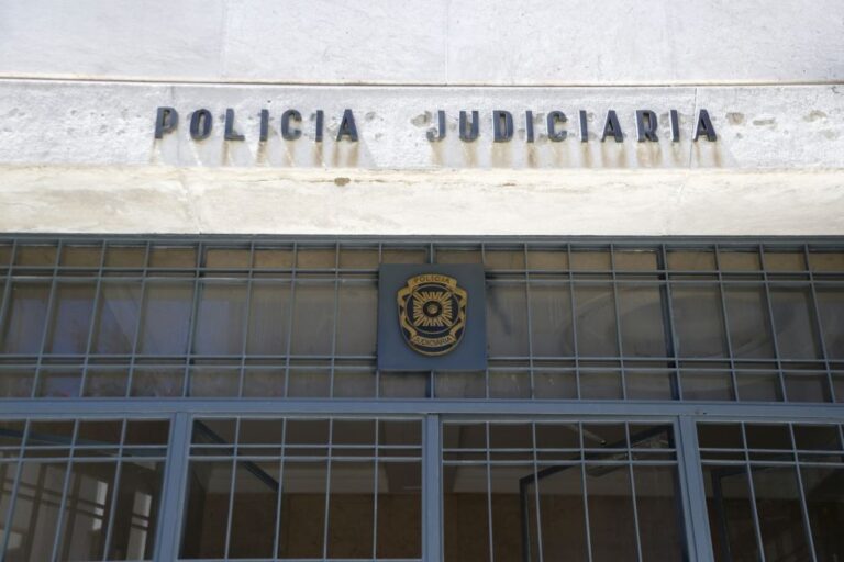 Professor de natação detido por abuso sexual de crianças em Lisboa
