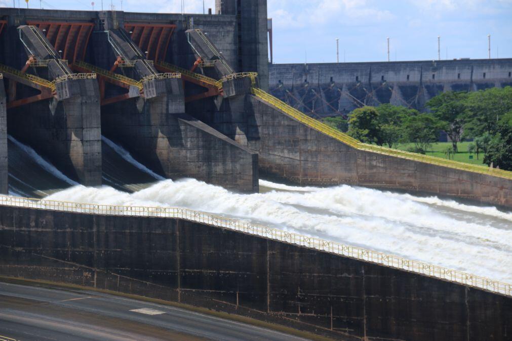 Hidroelétrica paraguaio–brasileira gerou em 2025 energia para abastecer o mundo num dia