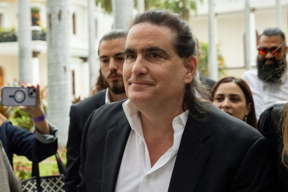 Presidente interina da Venezuela afasta aliado de Maduro do Governo