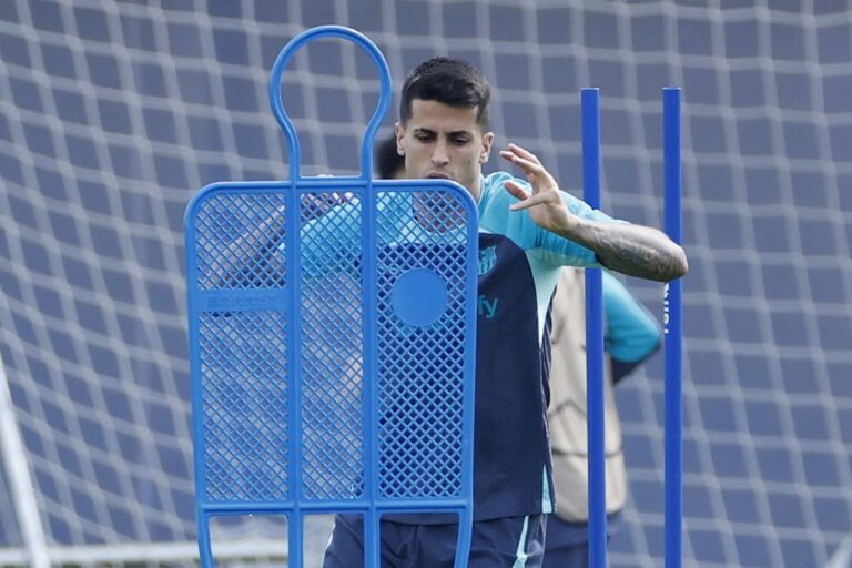 Futebolista João Cancelo regressa ao FC Barcelona por empréstimo
