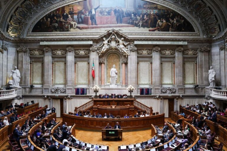 AR discute hoje propinas no ensino superior