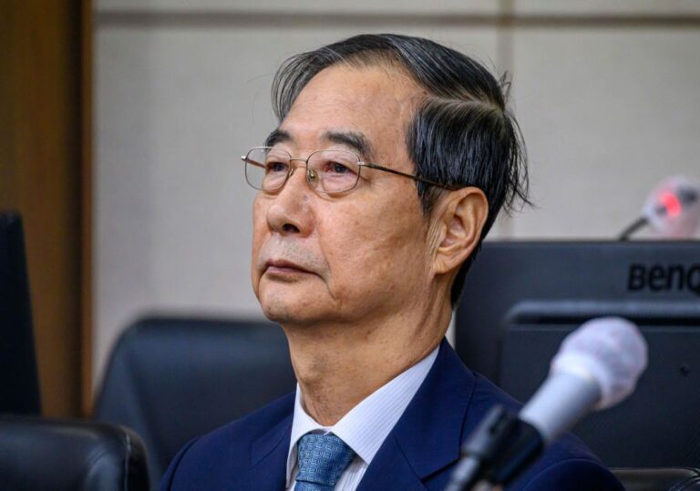 Ex-primeiro-ministro sul-coreano condenado a 23 anos de prisão por lei marcial