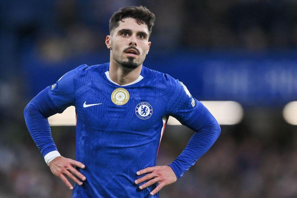 Pedro Neto marca na goleada do Chelsea na Taça em dia de estreia de novo treinador