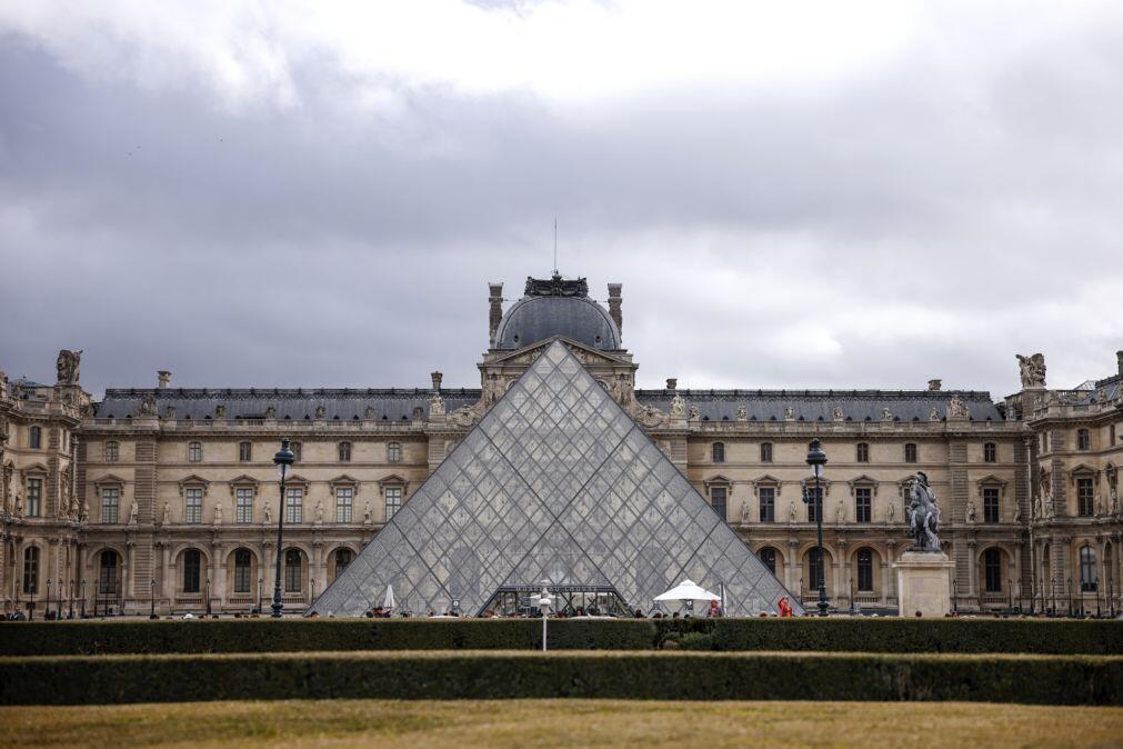 Trabalhadores do Louvre retomam greve e museu fica parcialmente aberto