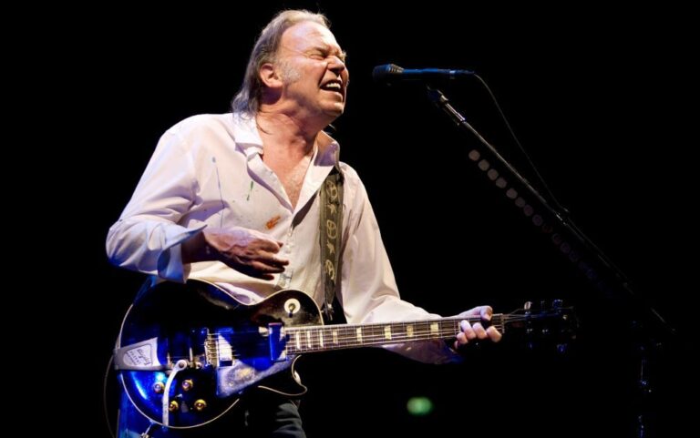 Neil Young dá à Gronelândia acesso gratuito à sua música para aliviar do 'stress' de Trump