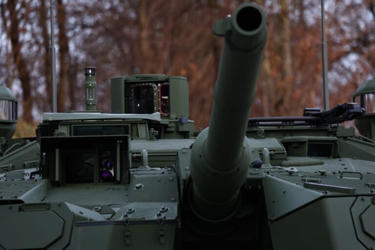 Apoio militar internacional à Ucrânia subiu 30% em 2025 para nível recorde 