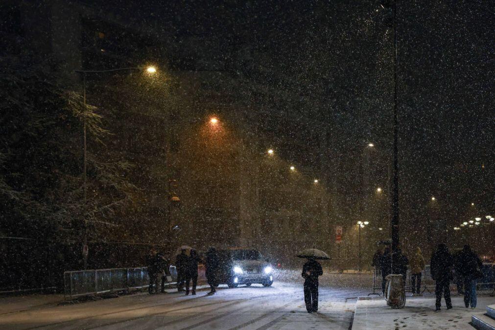 Neve e gelo na Europa causam 6 mortos e perturbações nos transportes em vários países