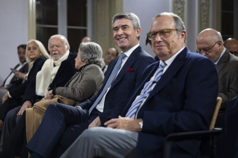 Carlos César não antevê candidaturas à liderança do PS contra José Luís Carneiro