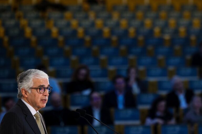 Presidente do parlamento português alerta para ameaças às democracias europeias