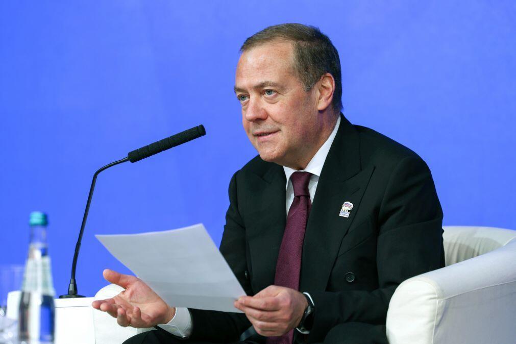 Ex-Presidente russo ameaça “governantes idiotas” europeus caso enviem forças para a Ucrânia