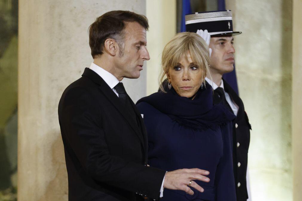 Dez pessoas condenadas em França por assédio contra primeira-dama francesa