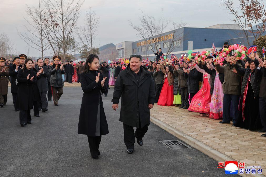 Filha do líder da Coreia do Norte faz primeira visita a mausoléu do regime