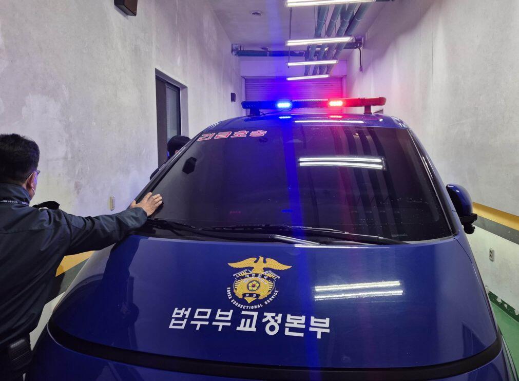 Prisão preventiva de ex-Presidente Yoon Suk Yeol prolongada por seis meses na Coreia do Sul