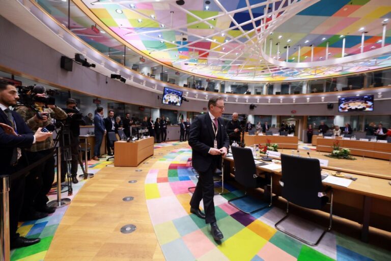 Líderes da UE tentam hoje enviar sinal de unidade face a ameaças dos EUA