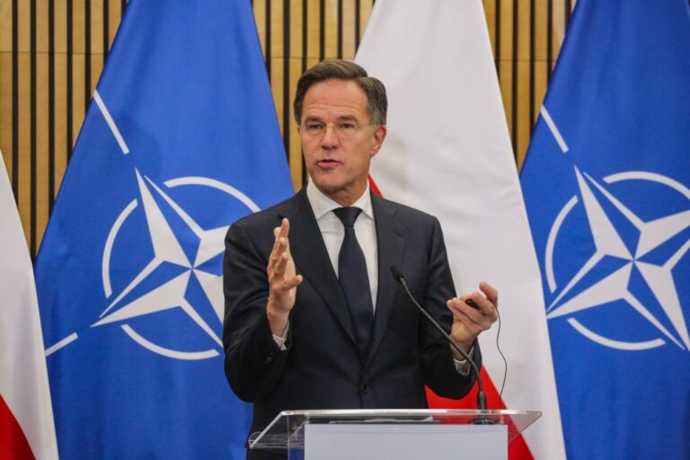 Secretário-geral da NATO garante a Zelensky 