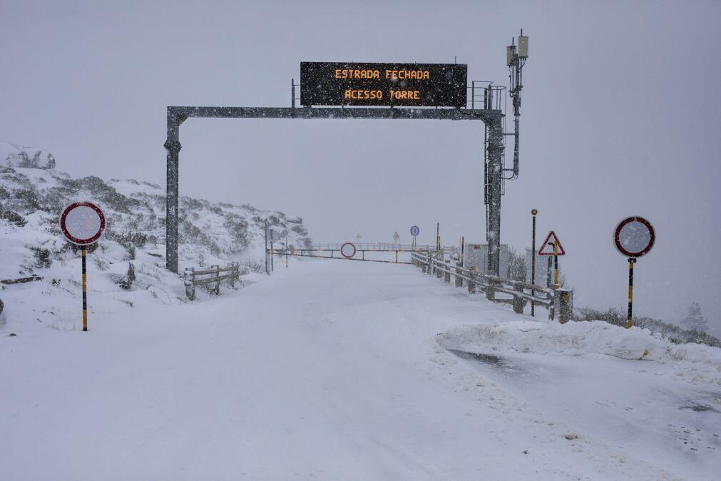 Neve fecha estrada que atravessa maciço central da Serra da Estrela