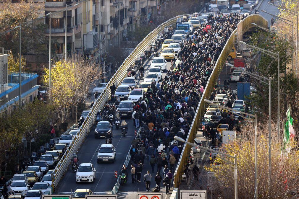 Justiça iraniana anuncia julgamentos sumários e execuções para manifestantes detidos
