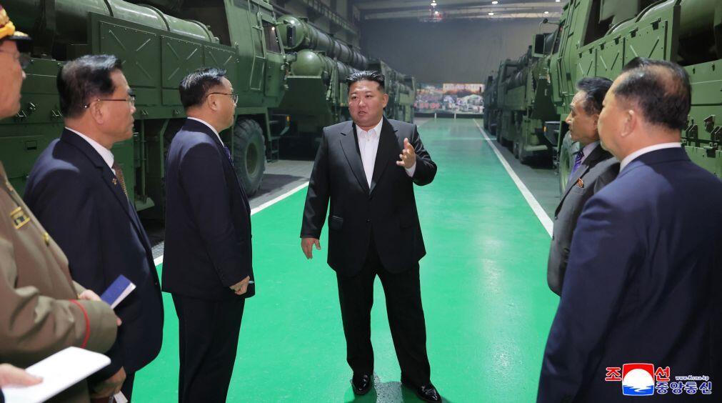 Kim Jong-un elogia tropas norte-coreanas que combatem “em solo estrangeiro”