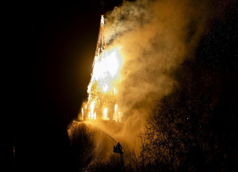 Incêndio destrói igreja histórica em Amesterdão