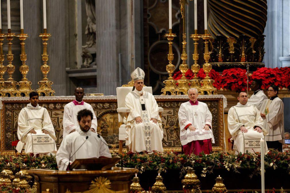 Papa diz que “mundo não se salva afiando espadas, mas acolhendo todos”