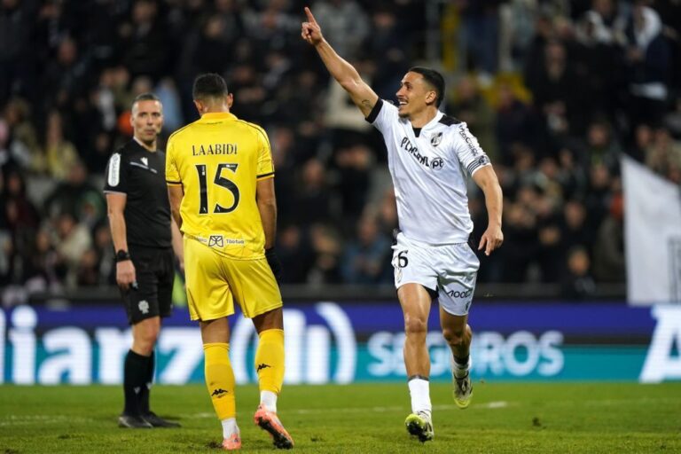 Vitória de Guimarães vence Nacional e sobe a sexto da I Liga