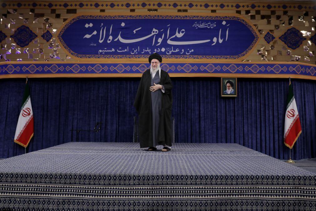 Líder supremo iraniano ordena “mão dura” contra os “distúrbios”