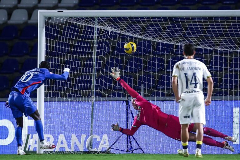 Alverca bate Famalicão com penálti aos 90+5