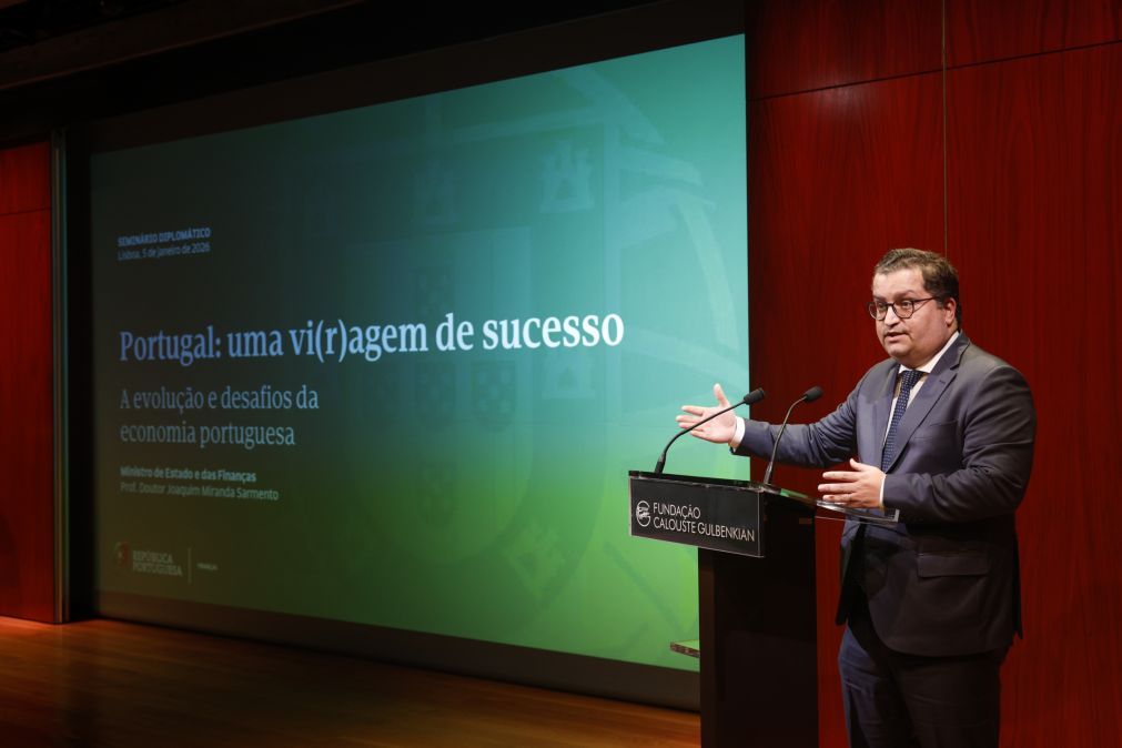 Governo admite excedente “ligeiramente acima” dos 0,3% em 2025