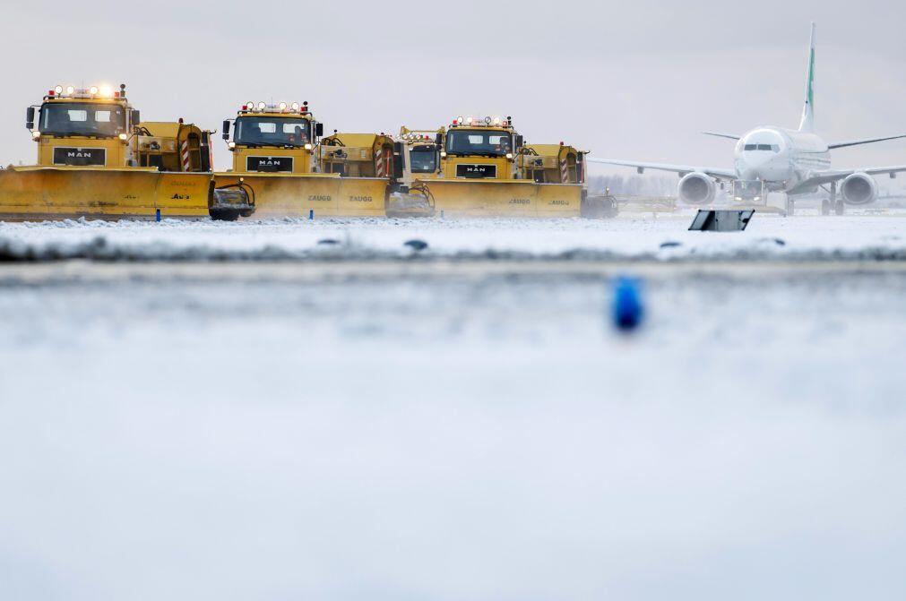 Aeroporto de Frankfurt cancela quase 100 voos devido à neve e ao gelo