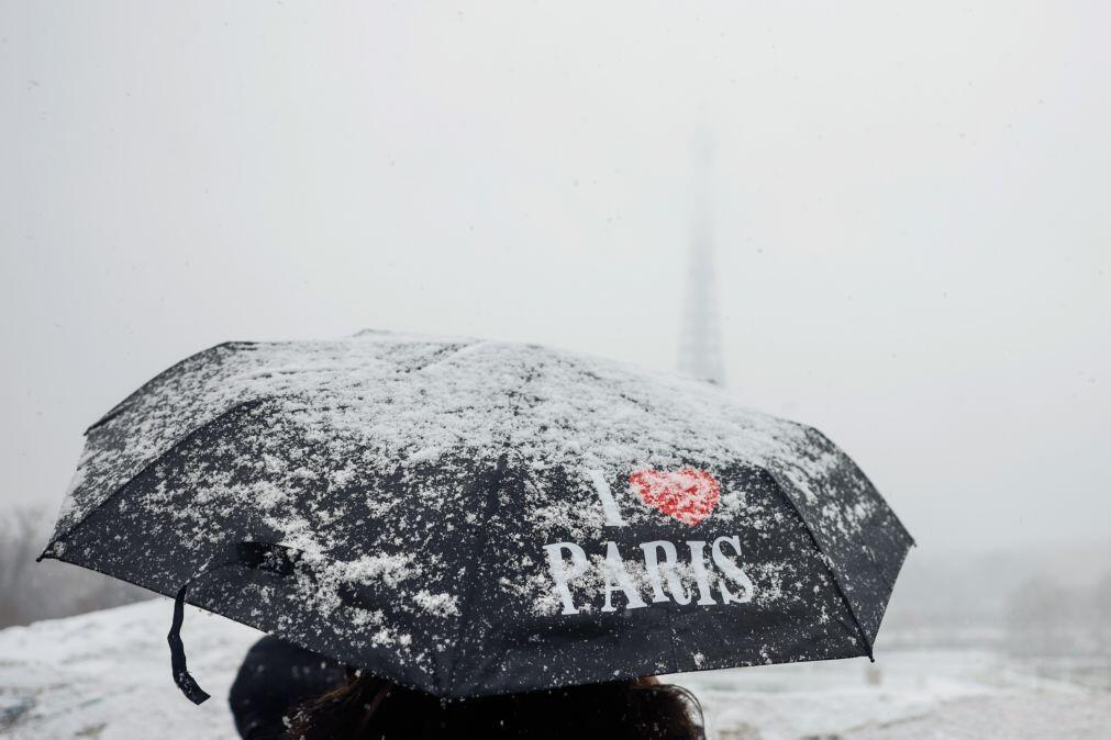 Nevão em Paris leva a cancelamento de parte dos voos na manhã desta quarta-feira