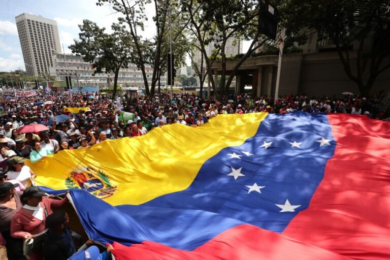 Milhares de apoiantes de Maduro manifestam-se em Caracas pela sua libertação