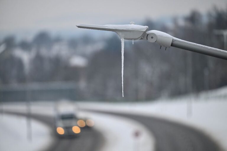 Frio intenso na Europa provoca morte de mais de 20 pessoas e suspende transportes e escolas