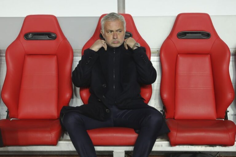 Mourinho responde a críticas e garante manter personalidade 