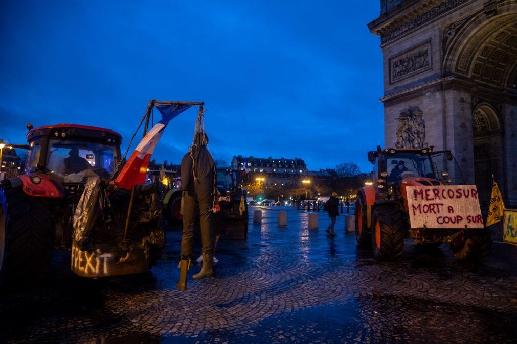 Agricultores e cerca de 100 tratores furam barreiras em Paris contra Mercosul